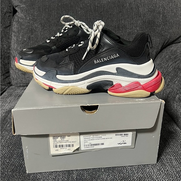 Balenciaga Shoes - Balenciaga size 39 US 9 In women. Honey Comb Color Mesh
